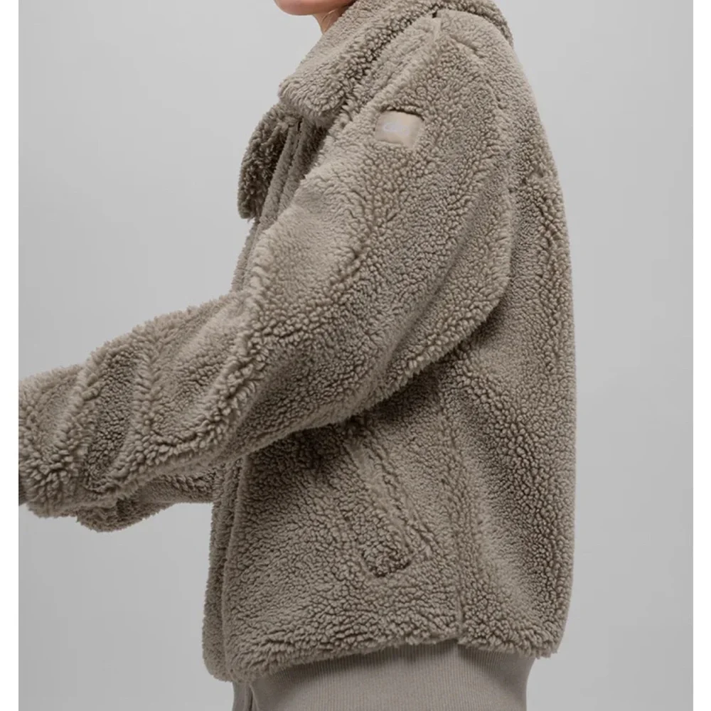 ALO Downtown Sherpa Jacket in Light Cocoa